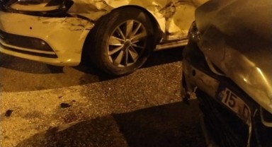 İki otomobil çarpıştı: 2’si çocuk 5 yaralı