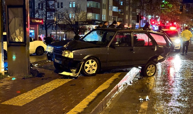İki otomobil otobüs durağına daldı: 2 yaralı