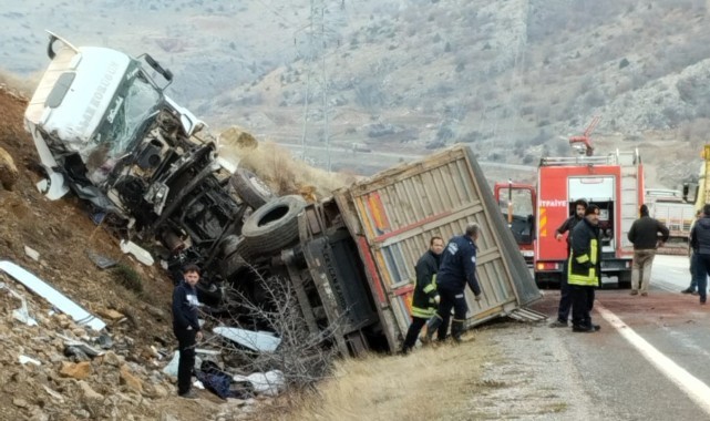 Kamyon şarampole devrildi: 1 yaralı