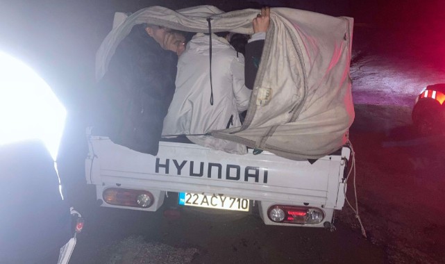 Kamyonet kasasından 31 kaçak göçmen çıktı