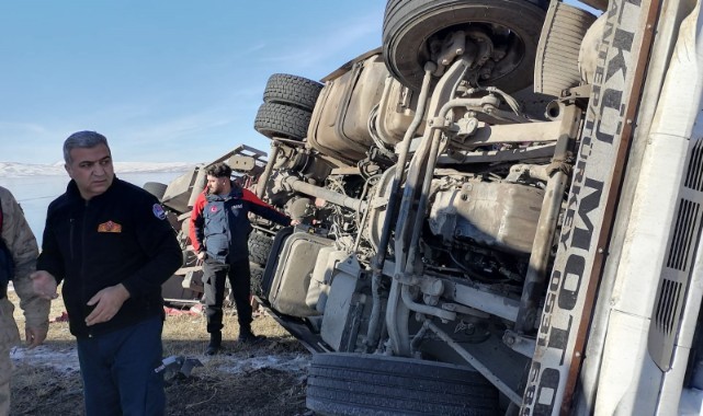 Kars’ta devrilen tırda can pazarı