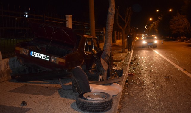 Karşı şeride geçip duvara çarpan araç hurdaya döndü: 1 yaralı