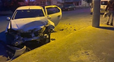 Kavşağa kontrolsüz giren iki araç çarpıştı: 3 yaralı