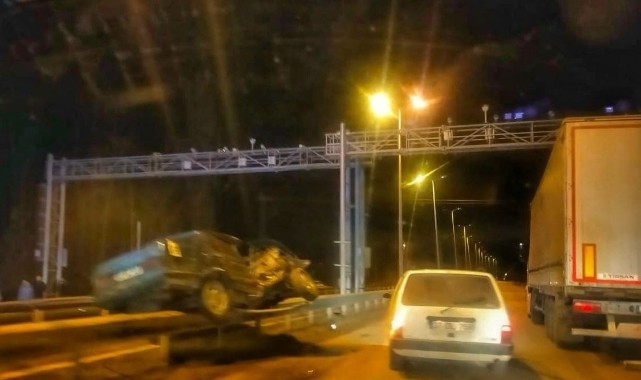 Kaza yapan otomobil bariyerlerin üzerinde asılı kaldı: 1 yaralı