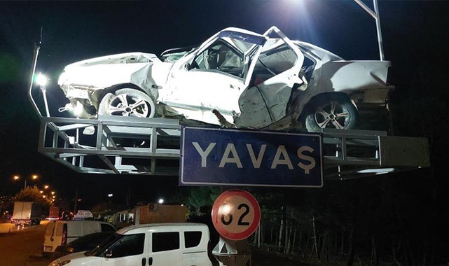 Kazalı otomobil yol kenarında sergilenip hız sınırına dikkat çekildi