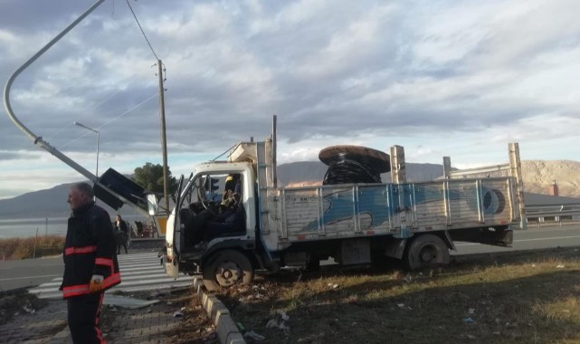 Kontrolden çıkan kamyon refüje çıktı: sürücü yaralandı
