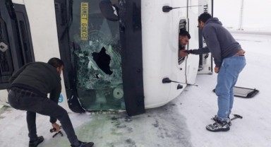 Kontrolden çıkan tır devrildi