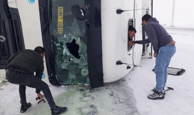 Kontrolden çıkan tır devrildi