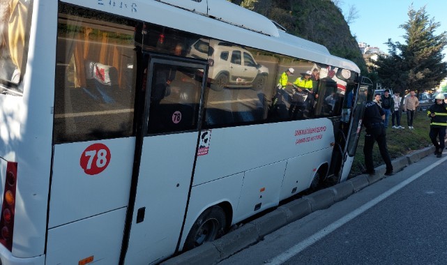 Lastiği patlayan midibüs refüje çıktı: 1 yaralı