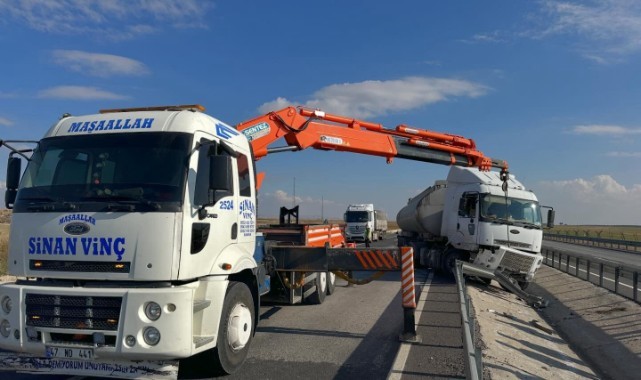 Mazot tankeri bariyerlere çarptı: 1 yaralı