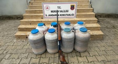 Mersin'de bir evde litrelerce sahte içki yakalandı