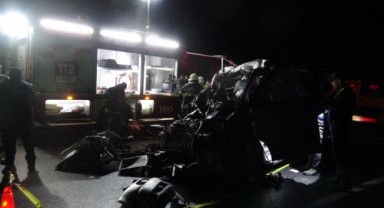 Minibüs kamyona arkadan çarptı: 5 ölü