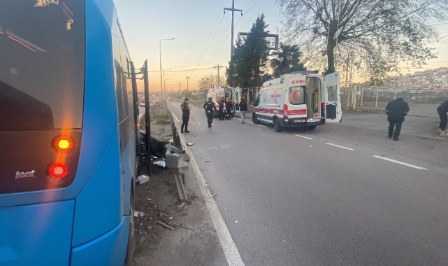 Minibüs yol ayrımındaki bariyere çarptı: 15 yaralı