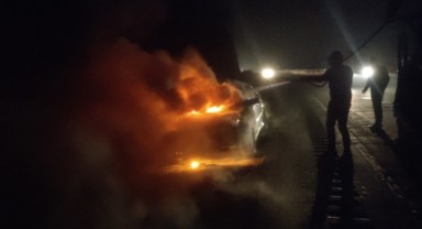 Motor kısmı yanmaya başlayan araç alev topuna döndü