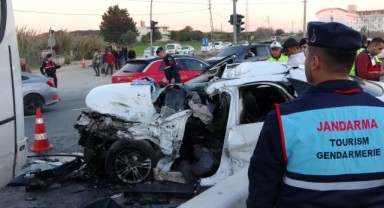 Otel servisi ile otomobil çarpıştı: 2 ölü, 14 yaralı