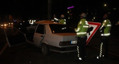 Otomobil aydınlatma direğine çarptı: 3 yaralı