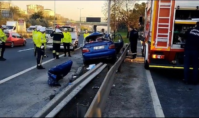 Otomobil bariyerlere ok gibi saplandı: 2 ölü