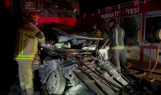 Otomobil iki tırın arasında sıkıştı: 1 ölü, 1 yaralı