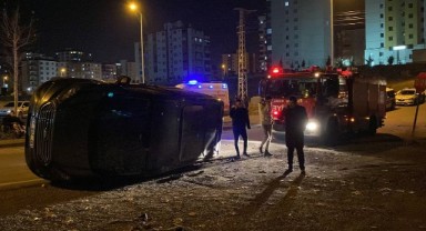 Otomobil ile çarpışan ticari araç devrildi: 7 yaralı