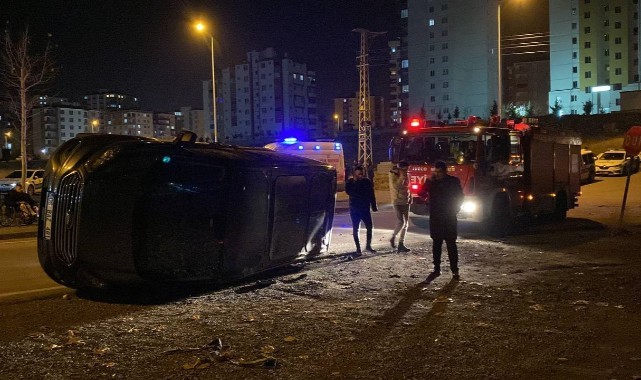 Otomobil ile çarpışan ticari araç devrildi: 7 yaralı