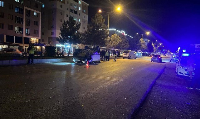 Otomobil ile kamyonet çarpıştı: 3 yaralı
