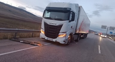 Otomobil ile tır çarpıştı: 1 ölü, 2 yaralı