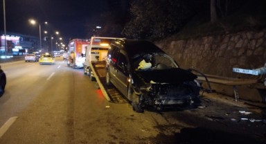 Otomobil önündeki araca çarpıp bariyere savruldu