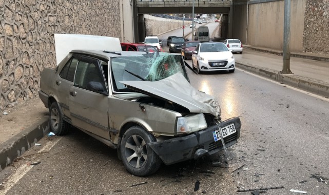 Otomobiller kafa kafaya çarpıştı: 4 yaralı