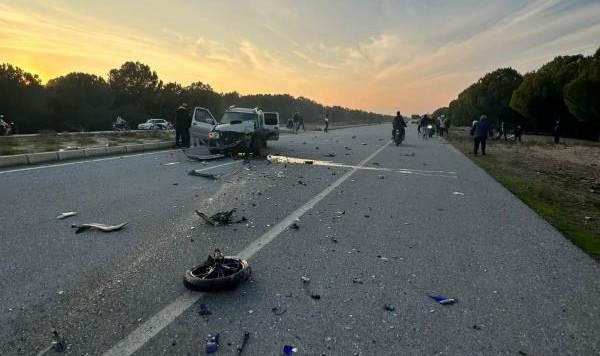 Pikap ile motosiklet kafa kafaya çarpıştı: ölü ve yaralılar var