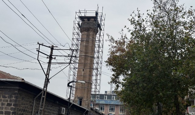 Şanlıurfa'da depremde zarar gören caminin minaresi onarılıyor