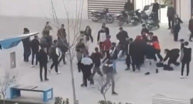 Şanlıurfa'da kızlarında karıştığı liseli kavgası kaydedildi!