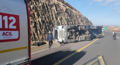 Şanlıurfa'da tır devrildi! Sürücü hayatını kaybetti