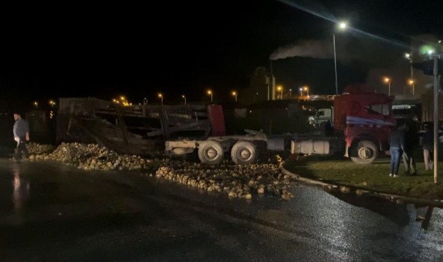 Süt tankeri ile pancar yüklü tır çarpıştı: yaralılar var