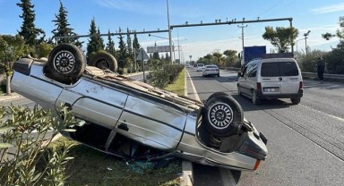Takla atan otomobildeki kişiler yaralandı