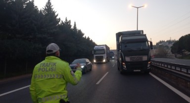 TEM'de tır ile kamyon çarpıştı