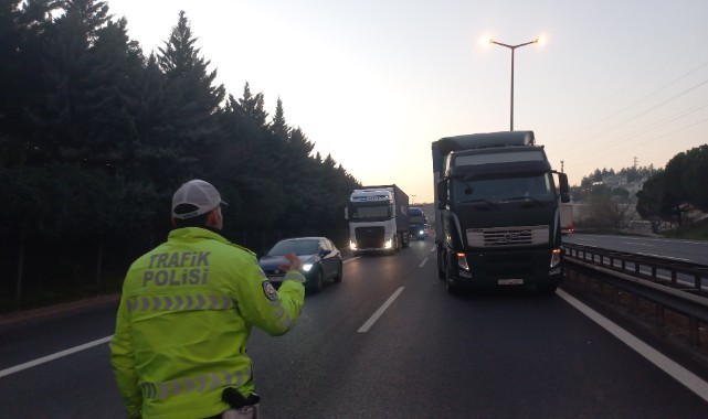 TEM'de tır ile kamyon çarpıştı