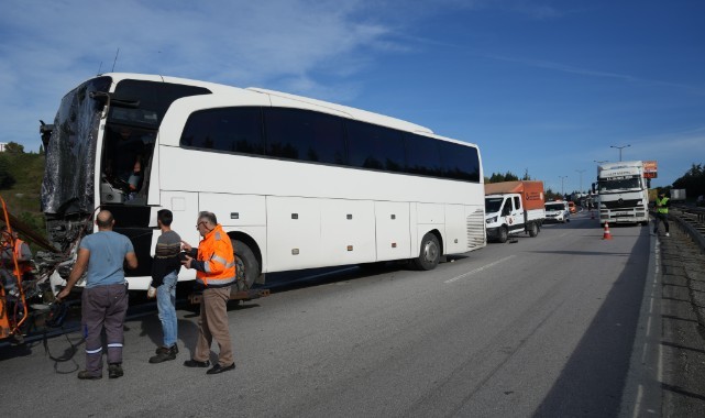 TEM'de yolcu otobüsü tıra çarptı: 13 yaralı