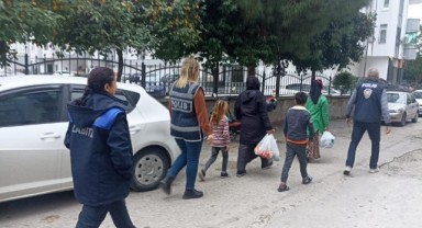 Trafikte cam silen ve dilenen şahıslar gözaltına alındı