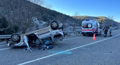 Virajı alamayan hafif ticari araç takla attı: 1 yaralı