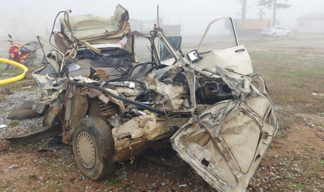 Yenice'de otomobil çekiciye çarptı: 2 ölü