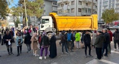 Yolun karşısına geçmeye çalışan kadına kamyon çarptı