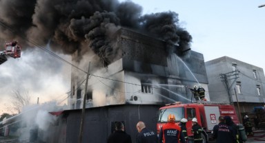 Adana'da bir kişi abisinin işyerini tiner döküp yaktı