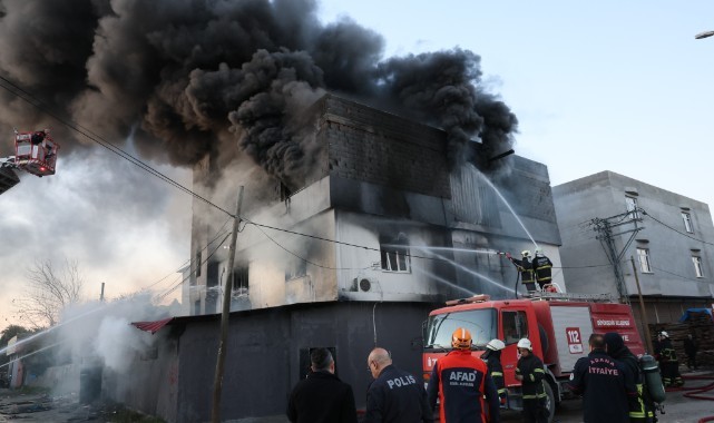 Adana'da bir kişi abisinin işyerini tiner döküp yaktı