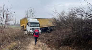 Amasya’da tır devrildi: 1 yaralı