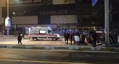 Aydınlatma direğine çarpan cip yan yattı: 6 yaralı
