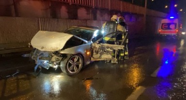 Bariyere çarpan otomobil hurdaya döndü: 2 ölü, 1 yaralı