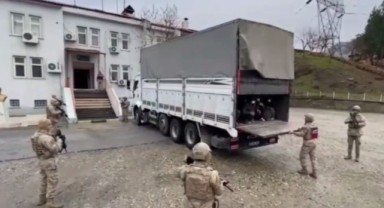 Bitlis’te tır dorsesinde 76 göçmen yakalandı