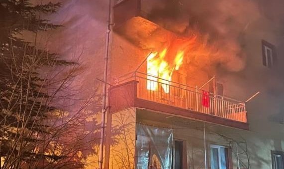 Çakmakla oynarken evi yaktı! 16 kişi zehirlendi