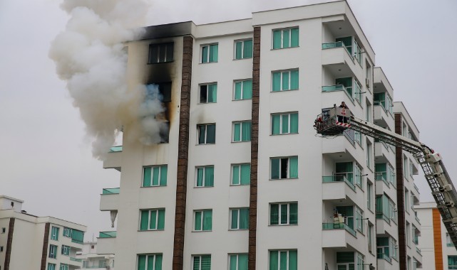 Diyarbakır'da 8 katlı binada çıkan yangın söndürüldü