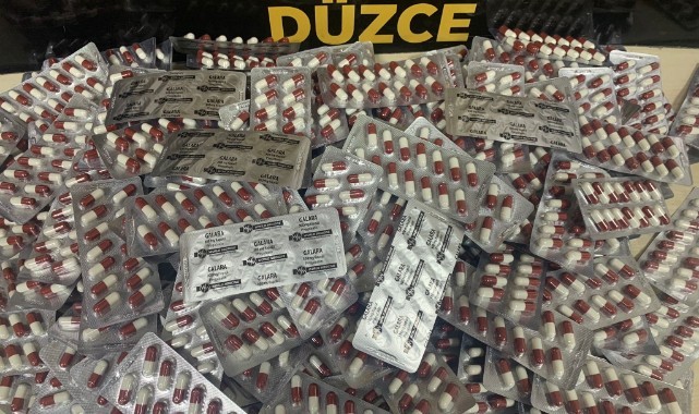 Durdurulan araçtan sentetik ecza maddesi çıktı